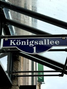 Ein Platz auf der Königsallee? Nur wenn Du ein erfolgreiches Business hast.